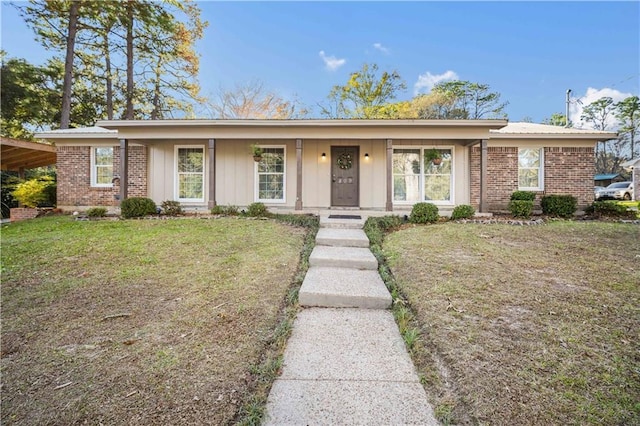 ranch-style house featuring a front lawn