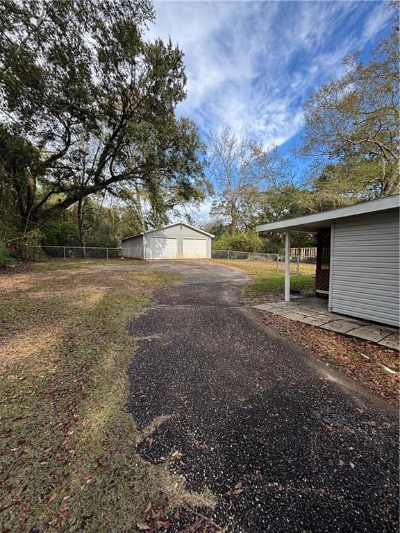 view of yard featuring an outdoor structure and a garage