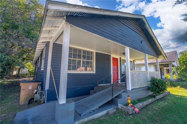 view of front of property featuring covered porch and a front yard