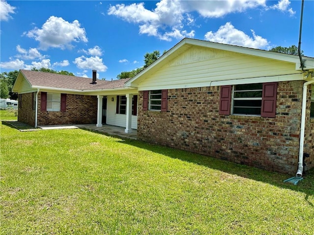 view of front facade with a front lawn