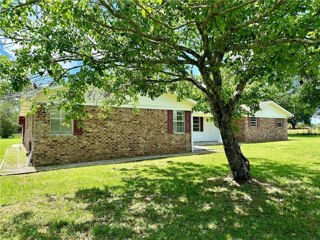 view of front of property featuring a front lawn