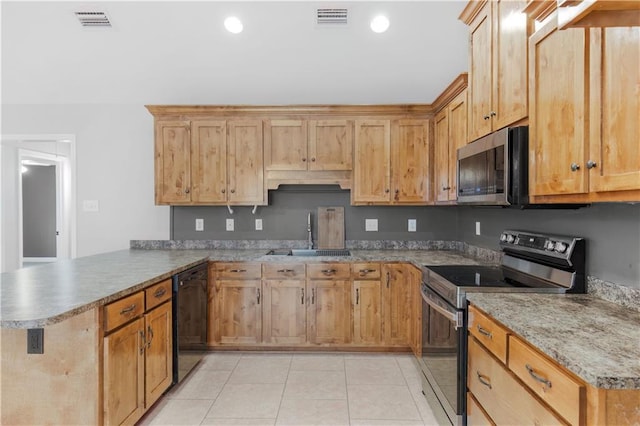 kitchen featuring a peninsula, visible vents, appliances with stainless steel finishes, and a sink