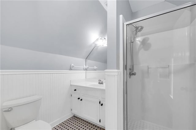 104 Ferncliff Cir, Daphne, AL 36526 - full bath with vanity, a stall shower, toilet, a wainscoted wall, and vaulted ceiling