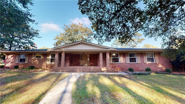 ranch-style house featuring a front yard