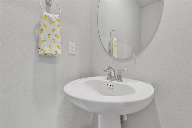 bathroom featuring a sink