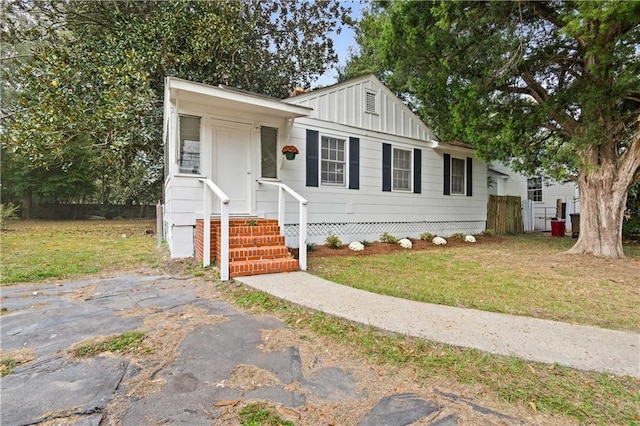 view of front of house with a front lawn