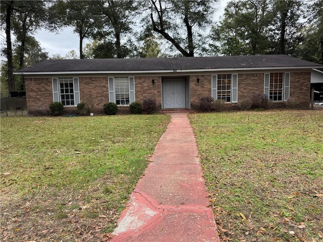 single story home featuring a front lawn