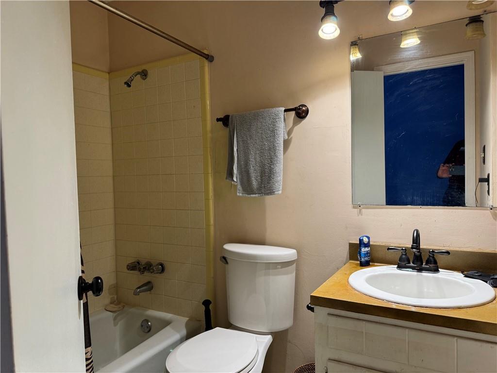 full bathroom with vanity, toilet, and tiled shower / bath