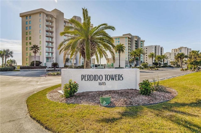 community / neighborhood sign featuring a lawn