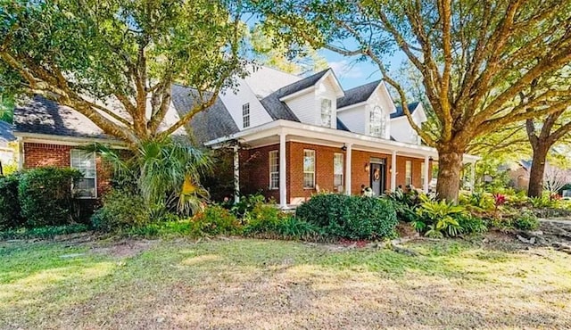 view of front of property featuring a front lawn