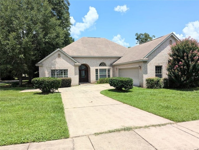 view of front facade featuring a garage and a front yard