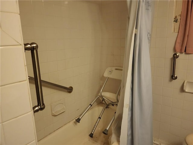 bathroom with shower / bath combo with shower curtain