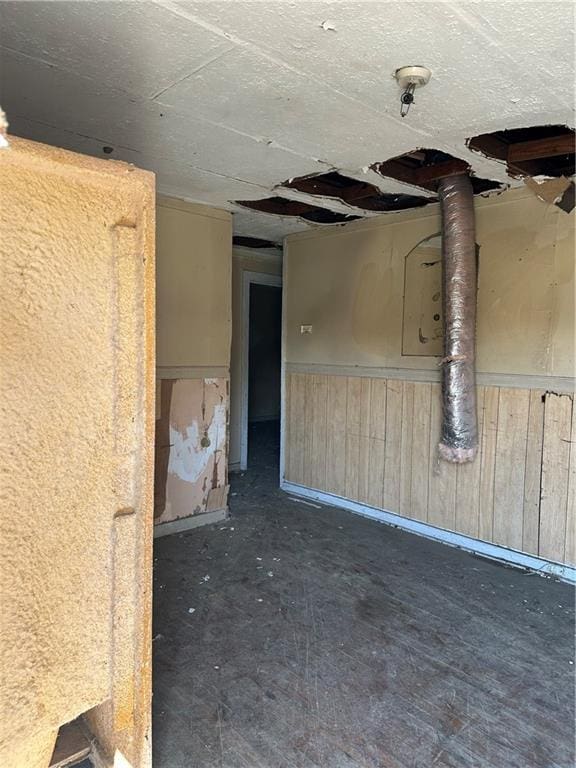 1106 Jackson Ave, Mobile, AL 36610 - unfurnished room with wood walls