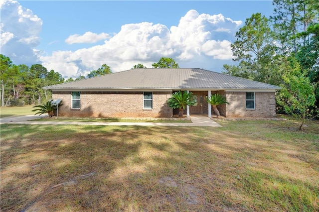 single story home with a front lawn