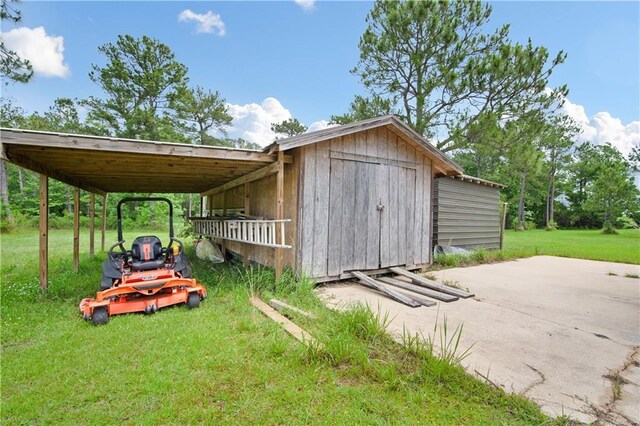 view of outdoor structure featuring a carport and an outdoor structure