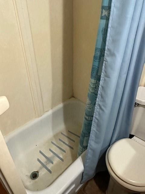 full bath with toilet and shower / bath combo with shower curtain