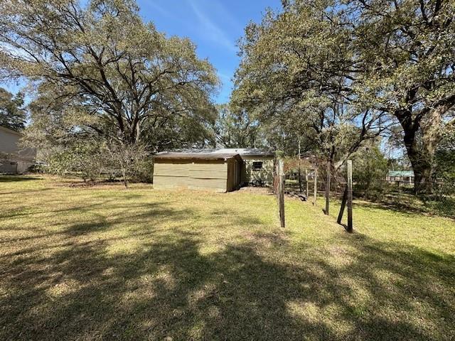 view of yard with an outbuilding