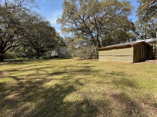 view of yard featuring an outdoor structure