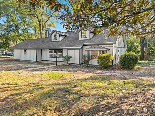 view of front of home with a front lawn