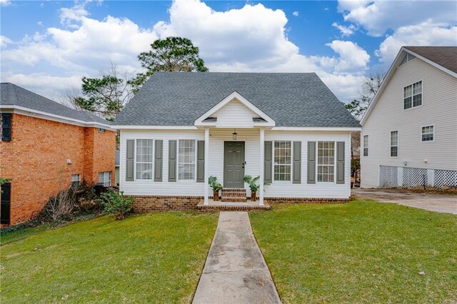 view of front facade featuring a front yard and roof with shingles