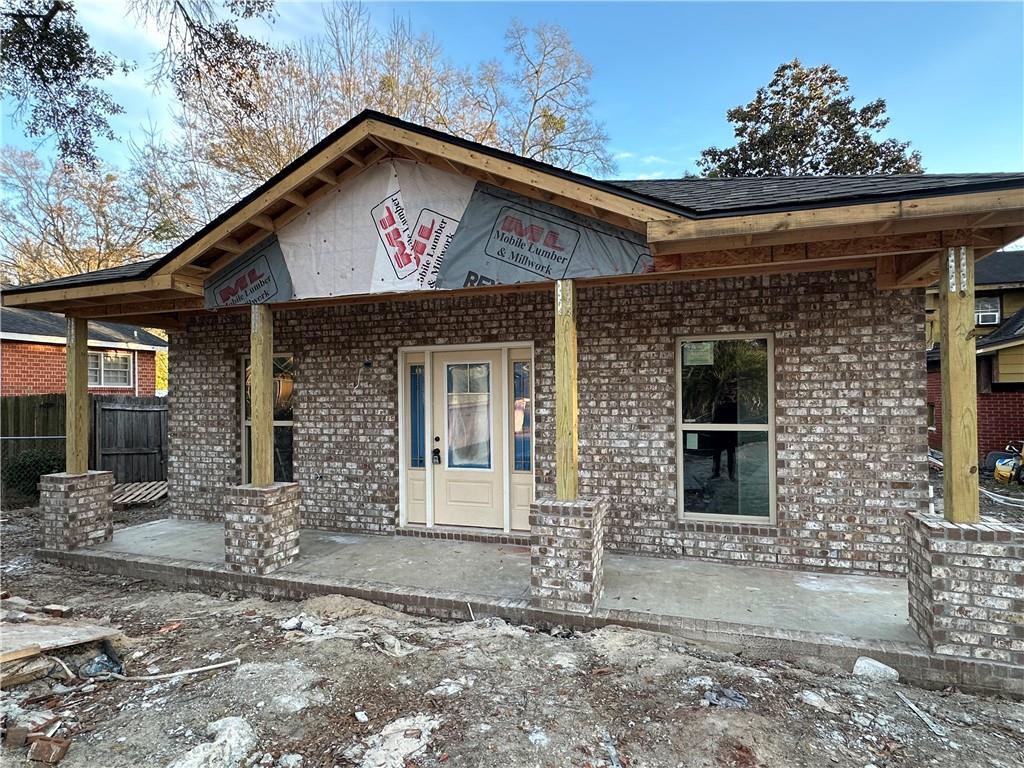 view of front of house featuring a patio