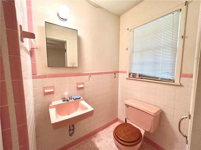 1113 Carre Dr W, Mobile, AL 36618 - half bathroom featuring tile walls and wainscoting