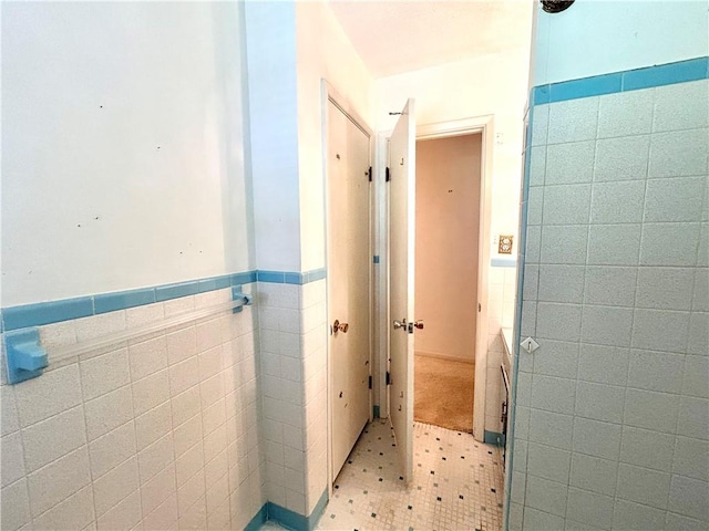 1113 Carre Dr W, Mobile, AL 36618 - bathroom with tile walls and a wainscoted wall