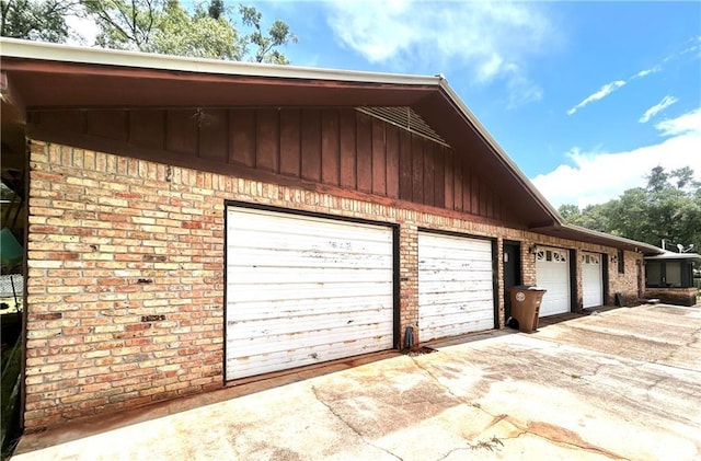 1113 Carre Dr W, Mobile, AL 36618 - garage with driveway