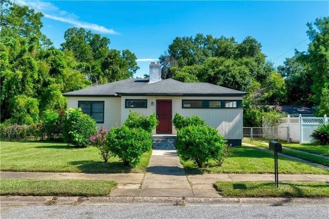 view of front of home featuring a front yard