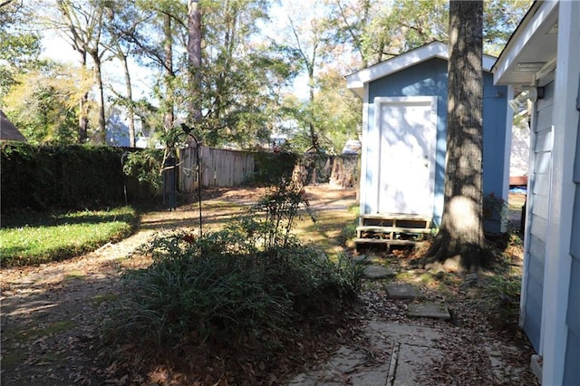 view of yard featuring a storage shed