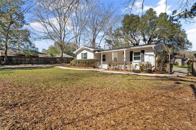 ranch-style house featuring fence and a front lawn