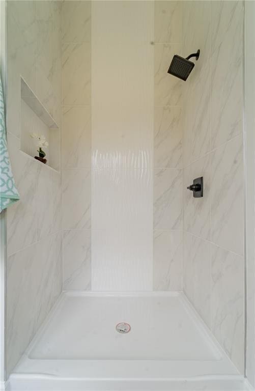 full bathroom featuring tiled shower