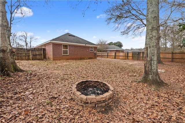 view of yard featuring an outdoor fire pit