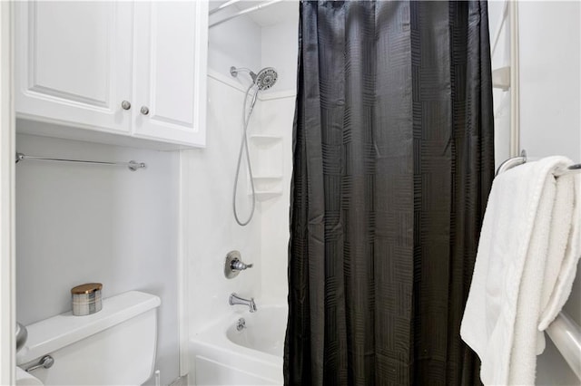 bathroom featuring toilet and shower / tub combo