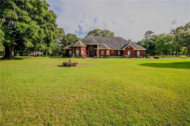 view of front facade with a front lawn