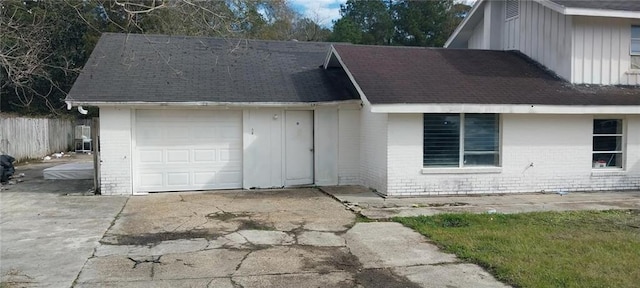 view of front facade featuring a garage