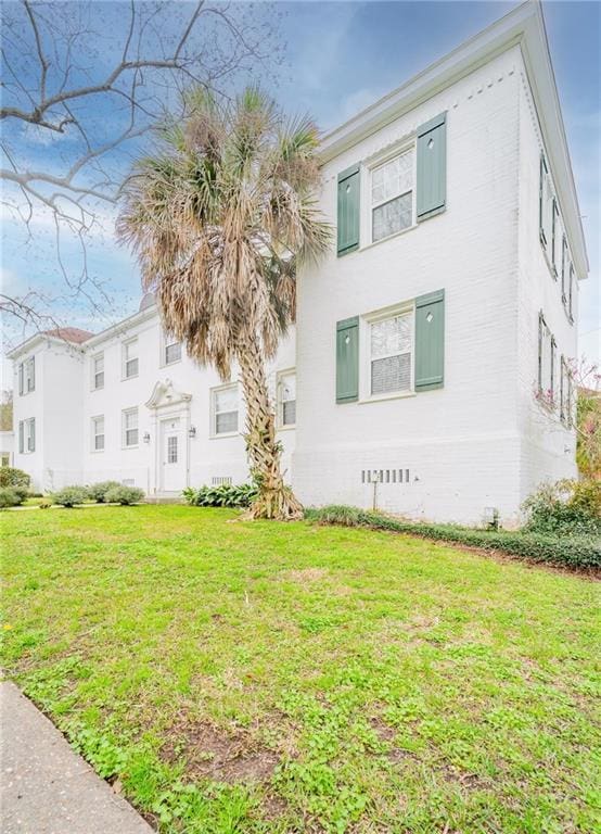 view of front of property with a front yard