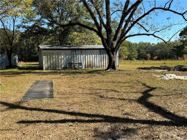 view of yard featuring an outbuilding