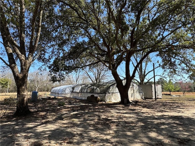 view of yard featuring an outdoor structure