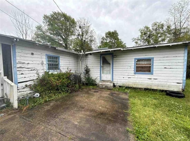 1320 Jessie St, Mobile, AL 36617 - view of front facade with entry steps and a front lawn
