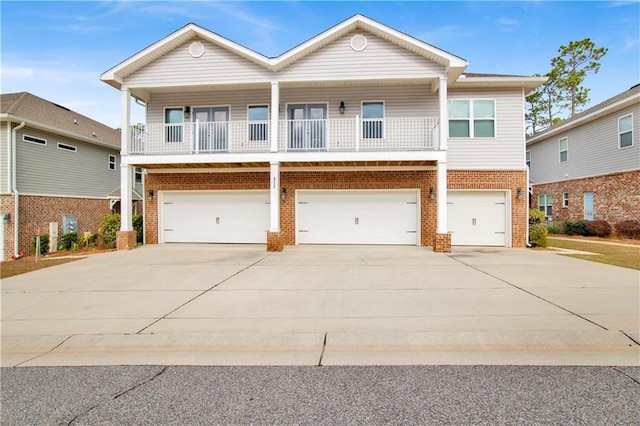 view of front facade featuring a garage