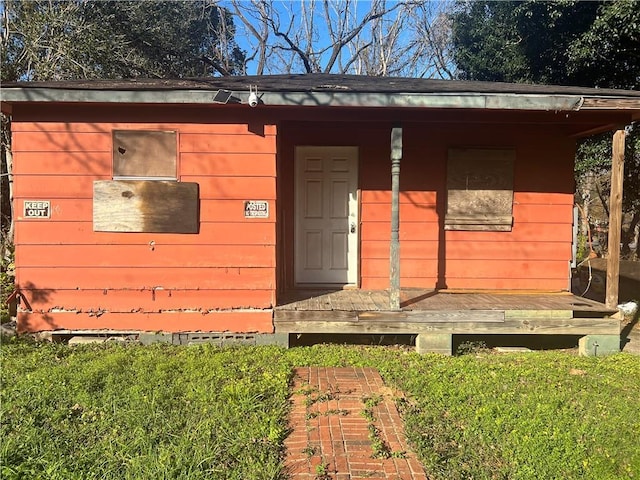 property entrance featuring a yard