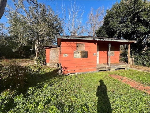 view of outdoor structure featuring a lawn