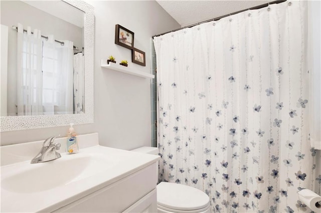 full bathroom with a shower with curtain, vanity, and toilet