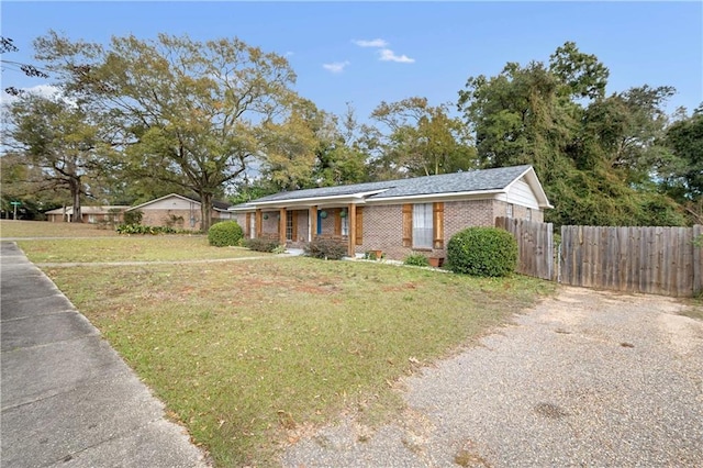 ranch-style house featuring a front yard