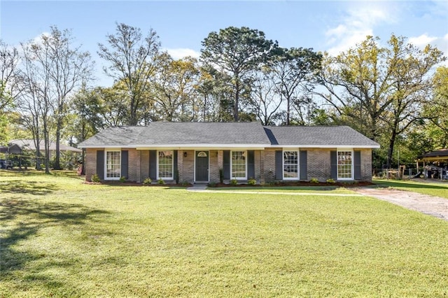 ranch-style home featuring a front lawn and brick siding