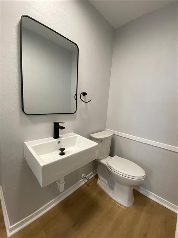 112 Du Rhu Dr Unit 112-H, Mobile, AL 36608 - bathroom featuring wood finished floors, a sink, toilet, and baseboards