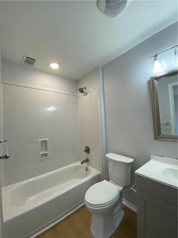 112 Du Rhu Dr Unit 112-H, Mobile, AL 36608 - full bath with vanity, wood finished floors,  shower combination, toilet, and recessed lighting