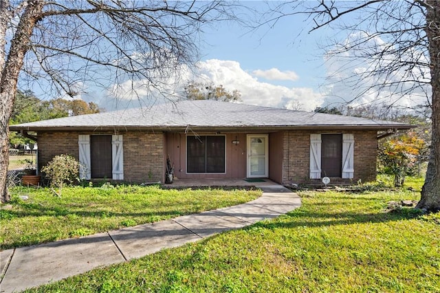 ranch-style house featuring a front lawn