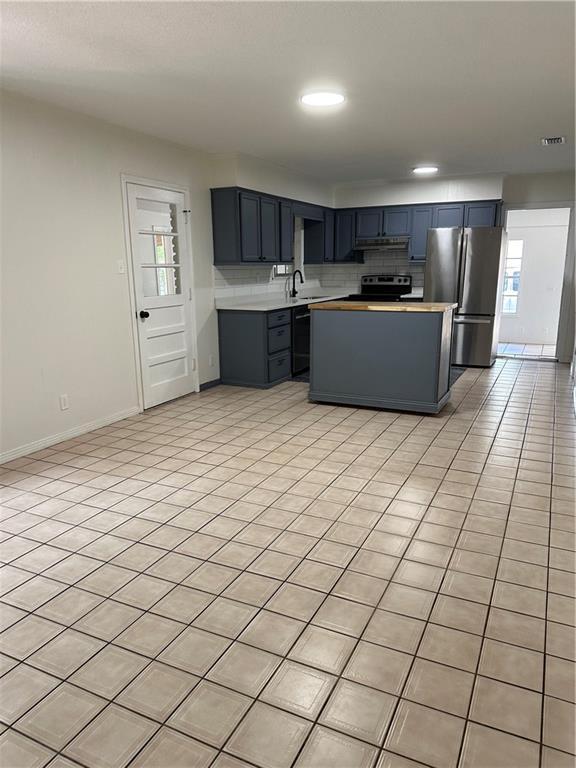 315 Thunderbird Dr, Satsuma, AL 36572 - kitchen with appliances with stainless steel finishes, light countertops, baseboards, decorative backsplash, and recessed lighting